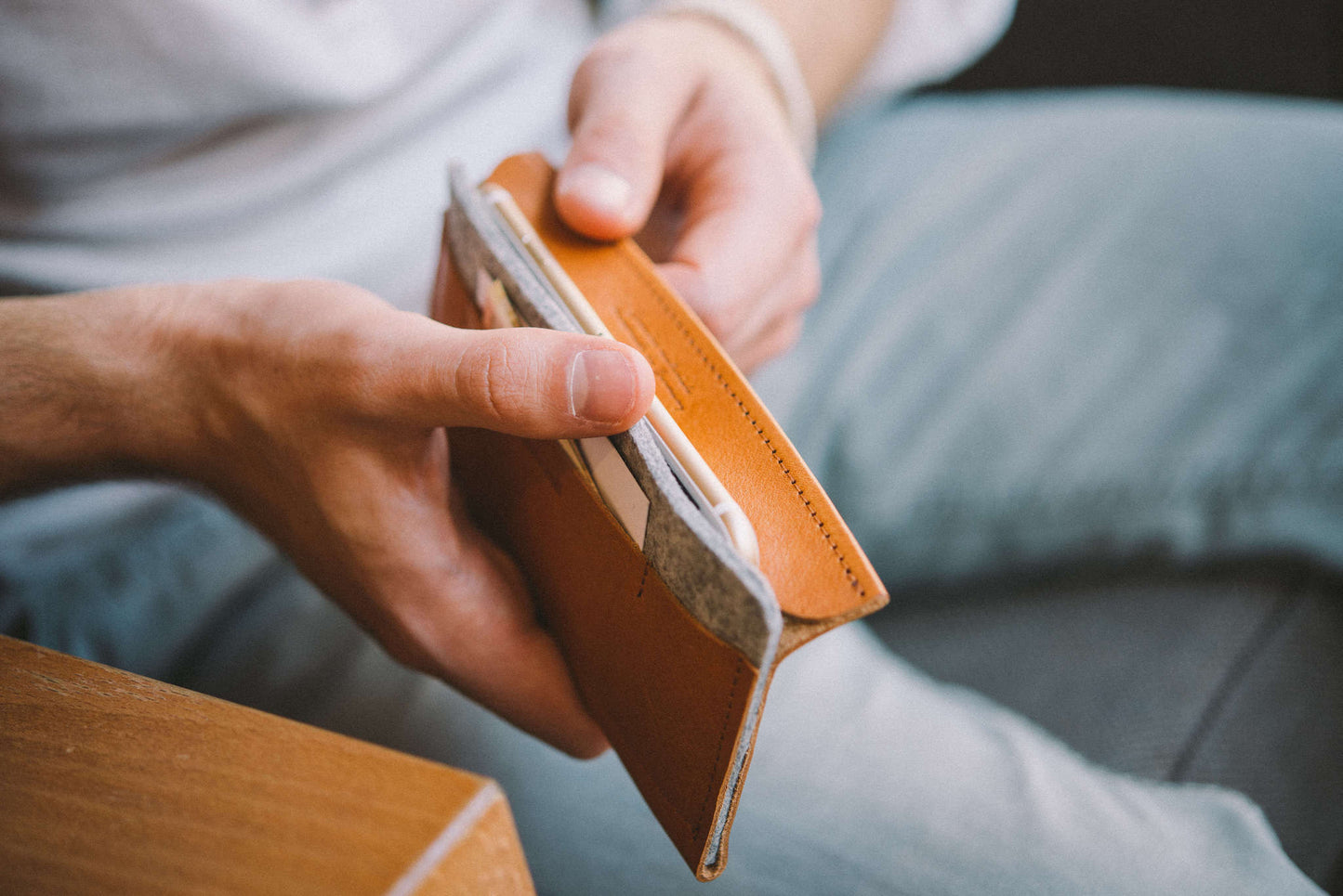 IPHONE WALLET. CARRIER
