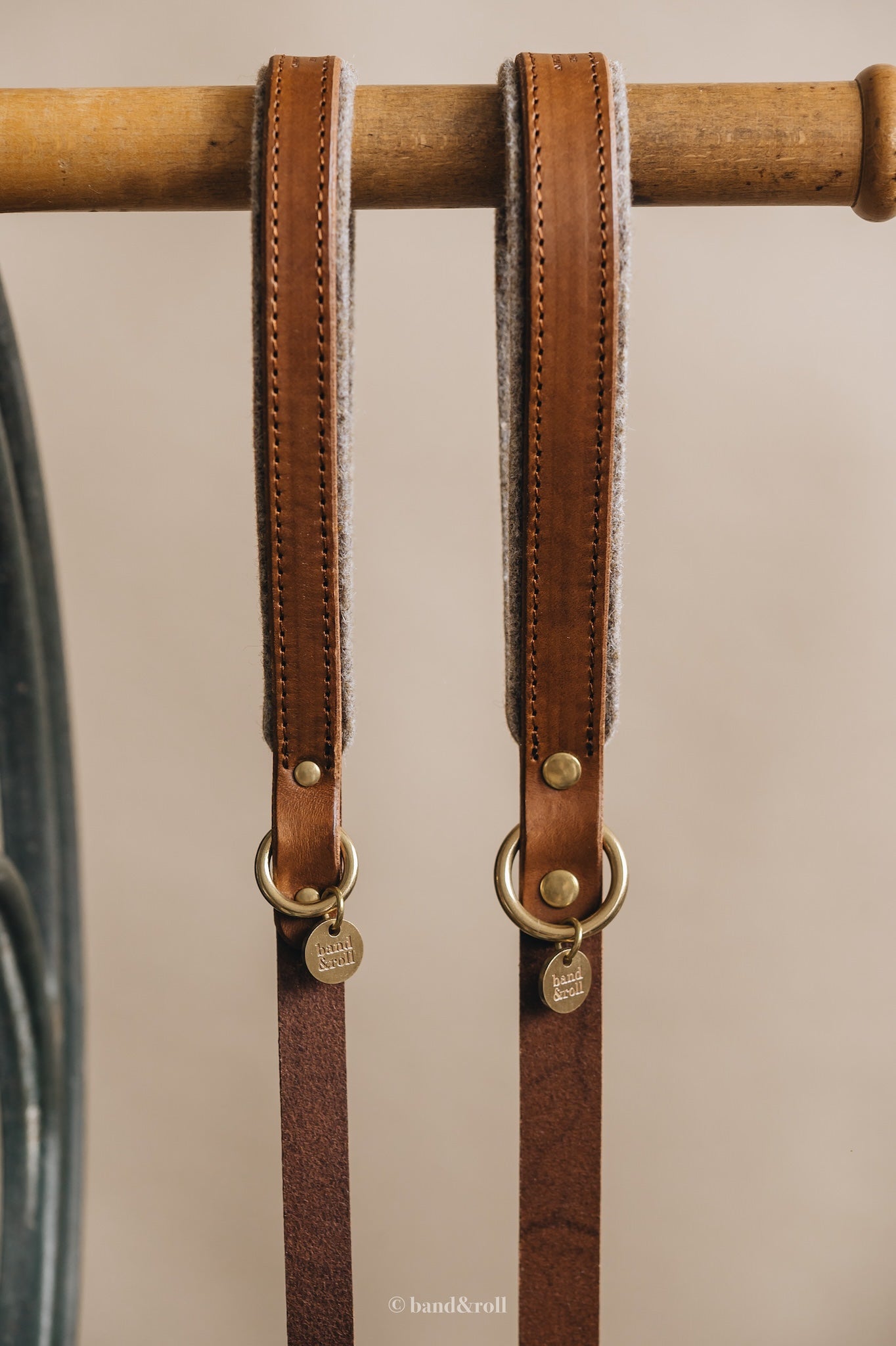 WOOL PADDED SHORT LEATHER LEASH. HITCH air