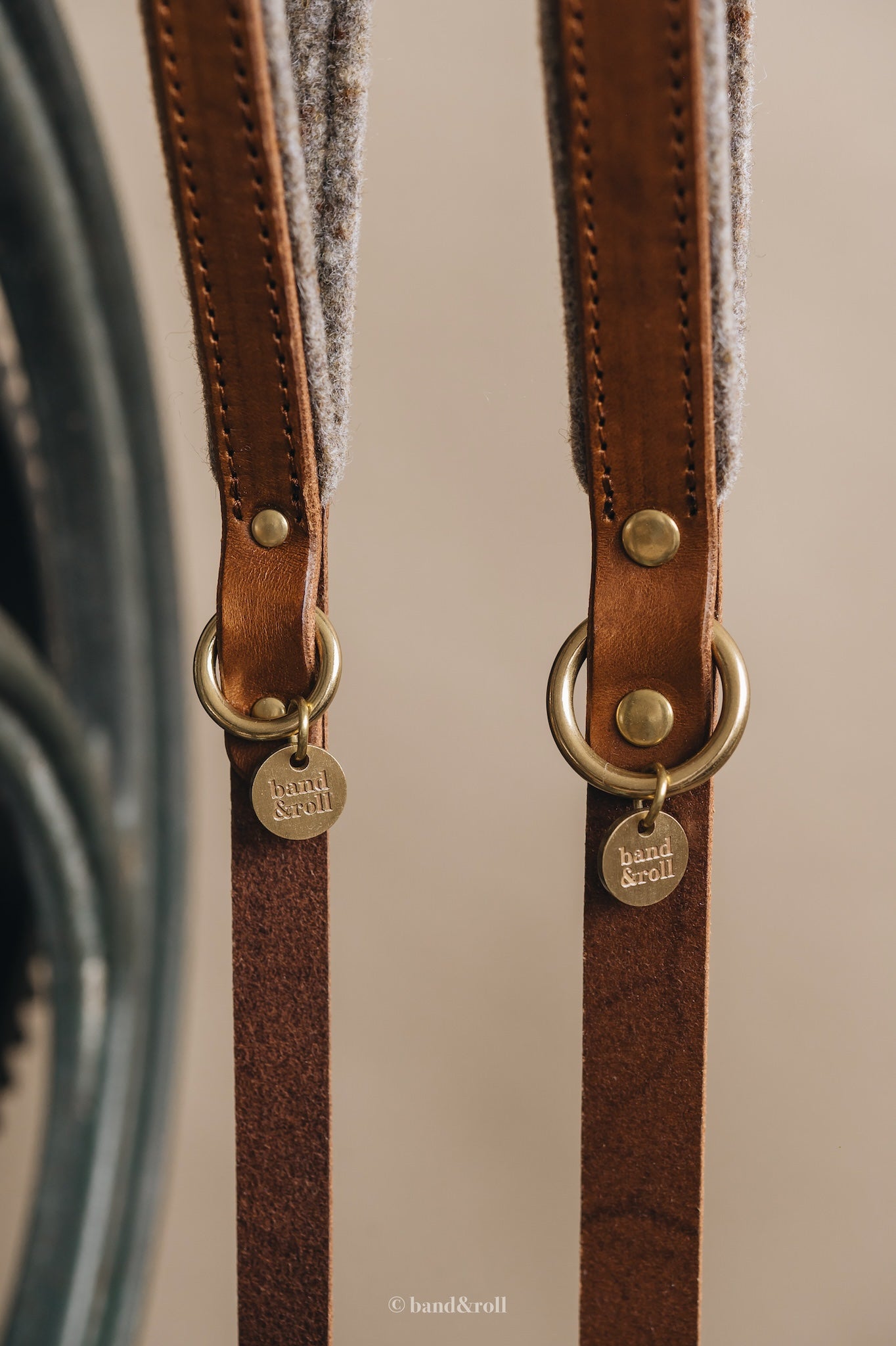WOOL PADDED SHORT LEATHER LEASH. HITCH air