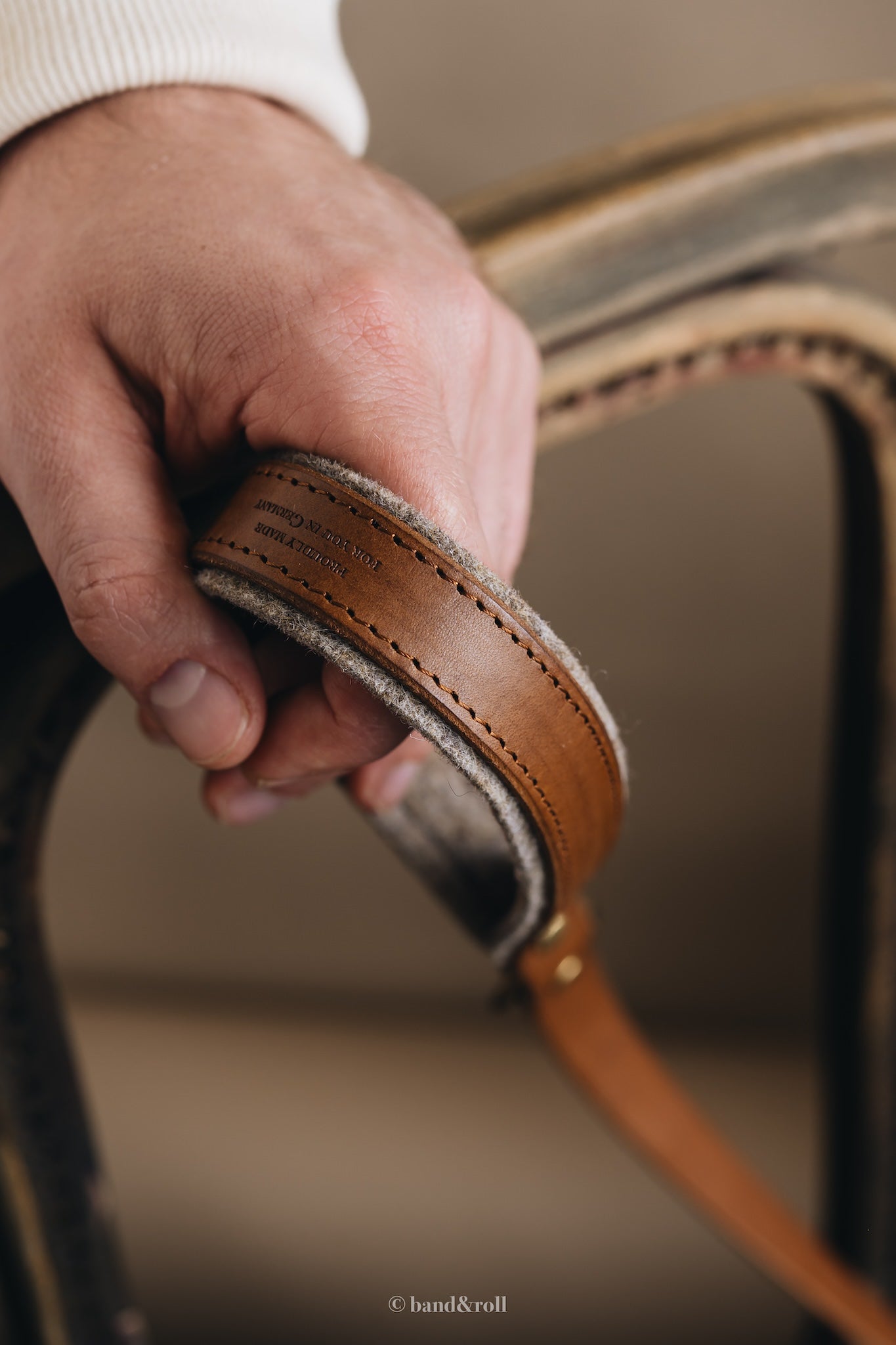 WOOL PADDED SHORT LEATHER LEASH. HITCH air