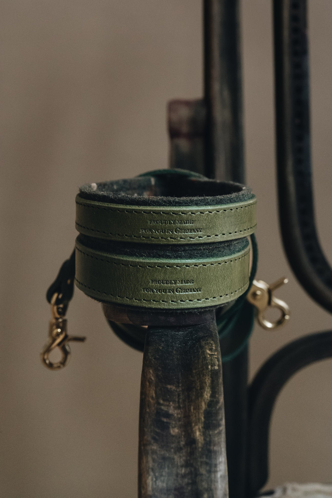 WOOL PADDED SHORT LEATHER LEASH. HITCH