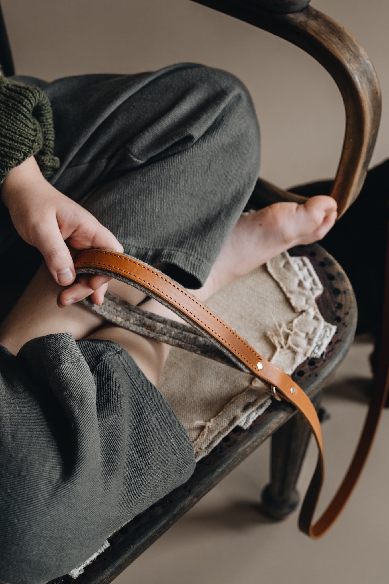 WOOL PADDED SHORT LEATHER LEASH. HITCH