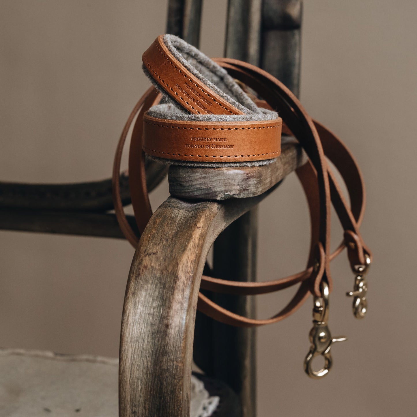WOOL PADDED SHORT LEATHER LEASH. HITCH air