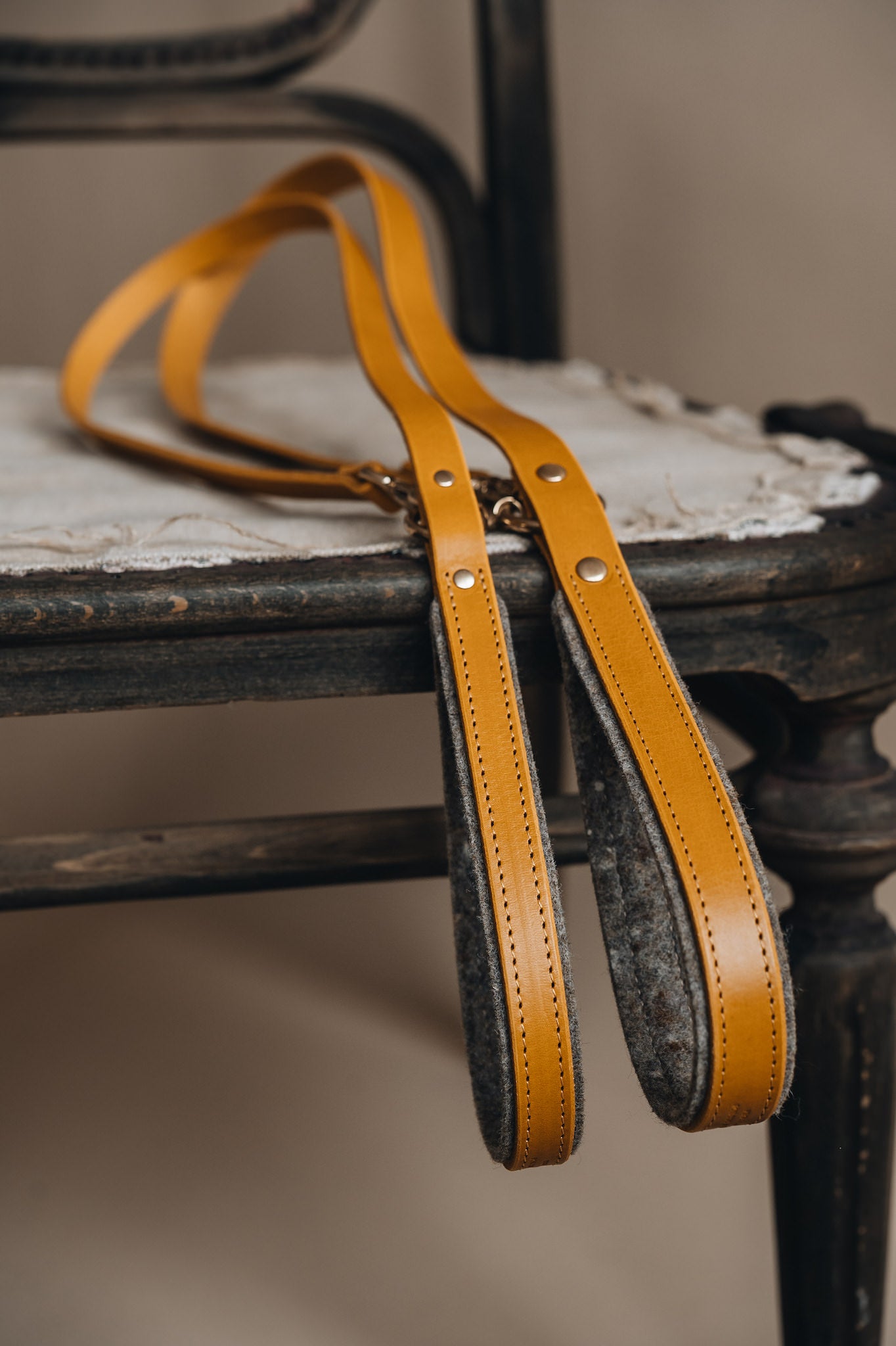 WOOL PADDED SHORT LEATHER LEASH. HITCH