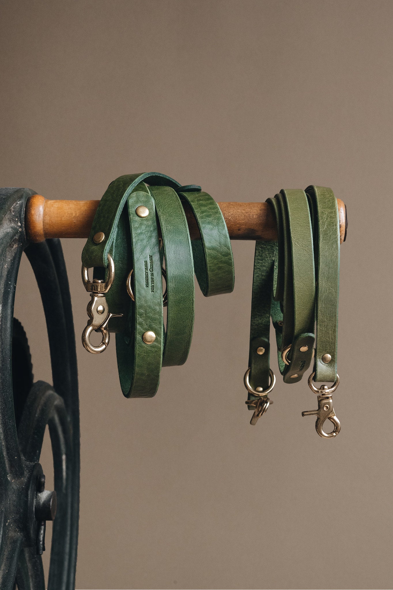 CROSSBODY LEATHER LEASH. LASSO air