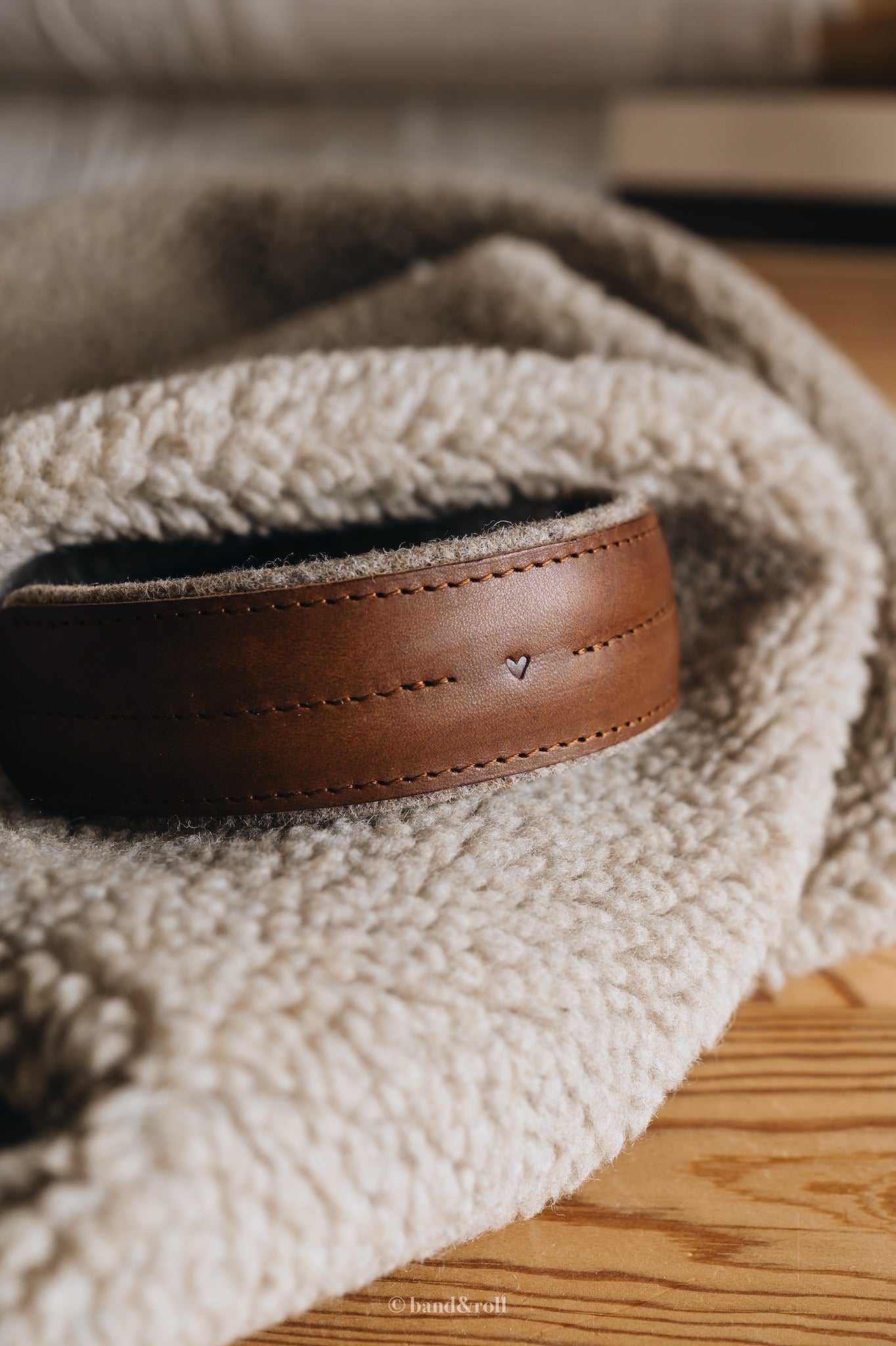 WIDE COLLAR. PINE