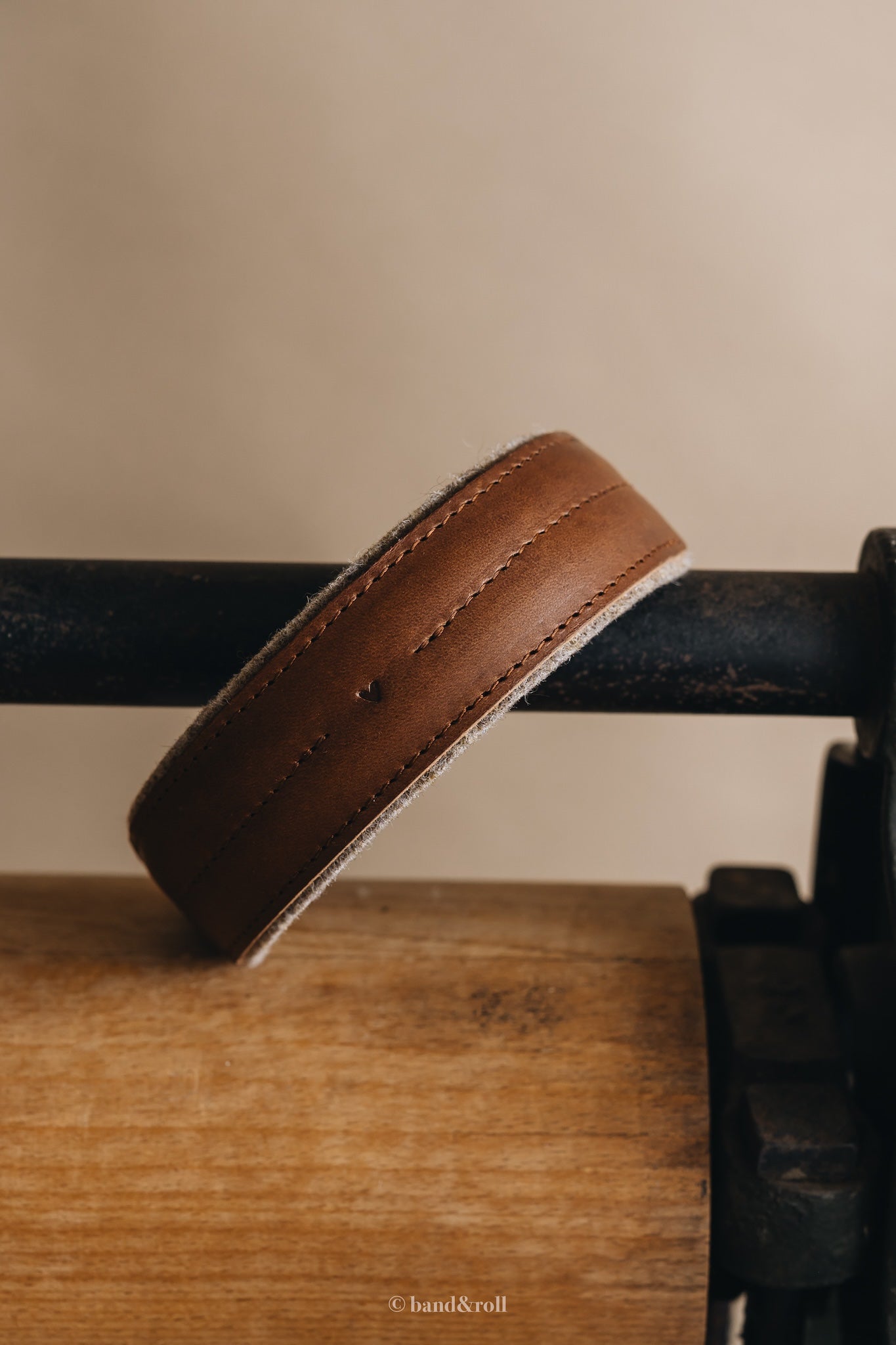 WIDE COLLAR. PINE