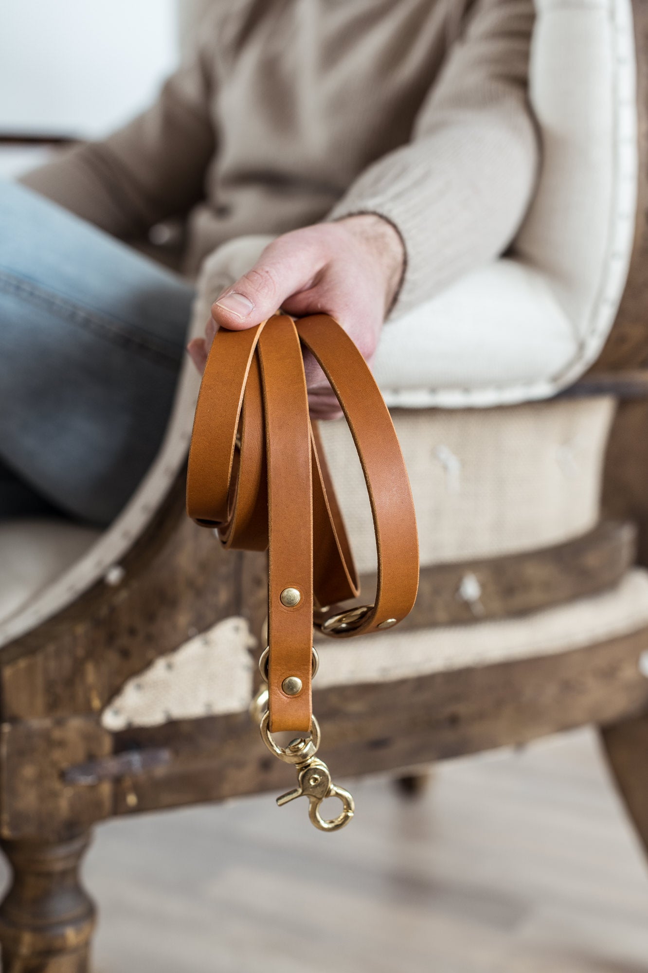 CROSSBODY LEATHER LEASH. LASSO