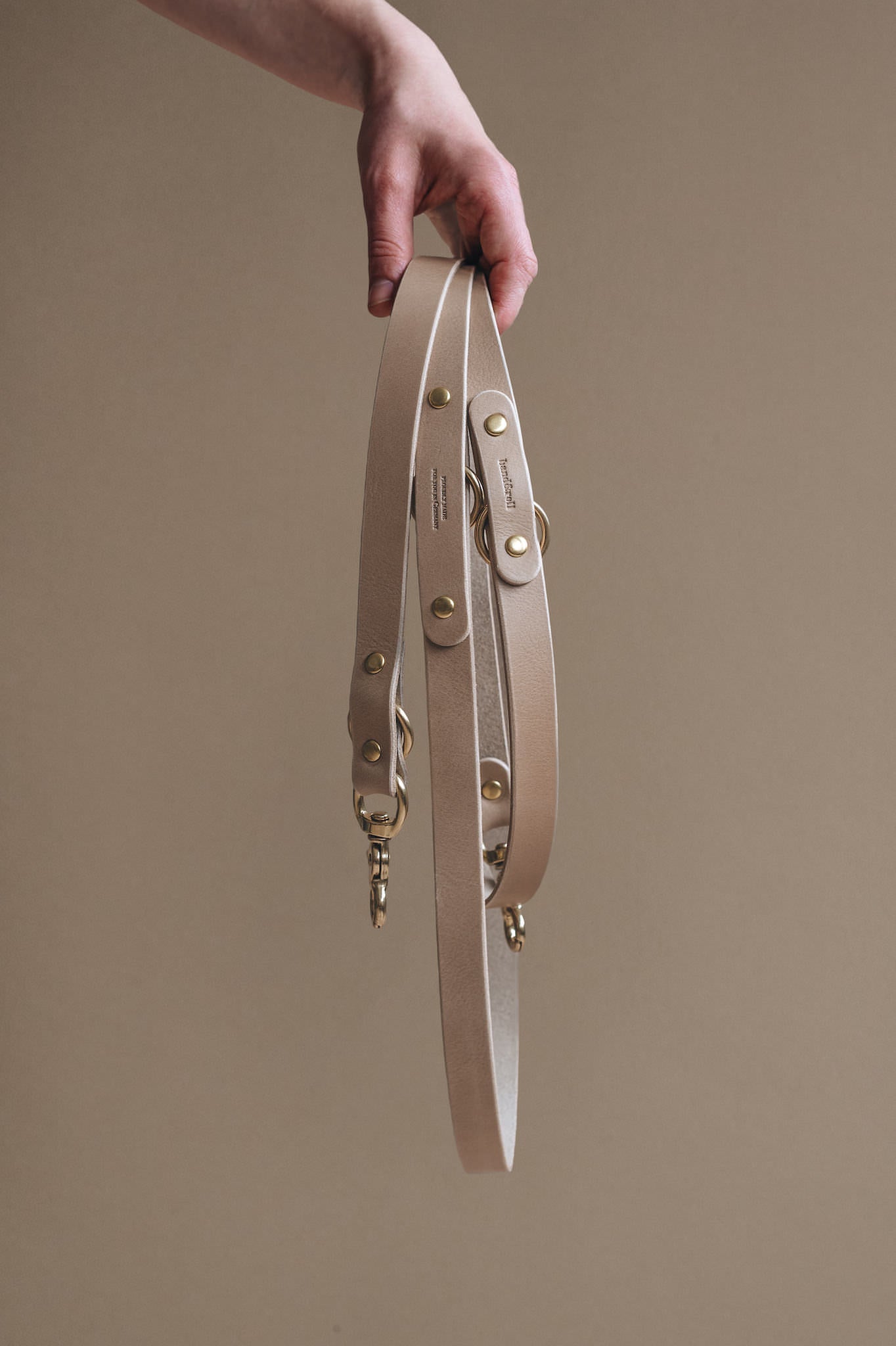 CROSSBODY LEATHER LEASH. LASSO