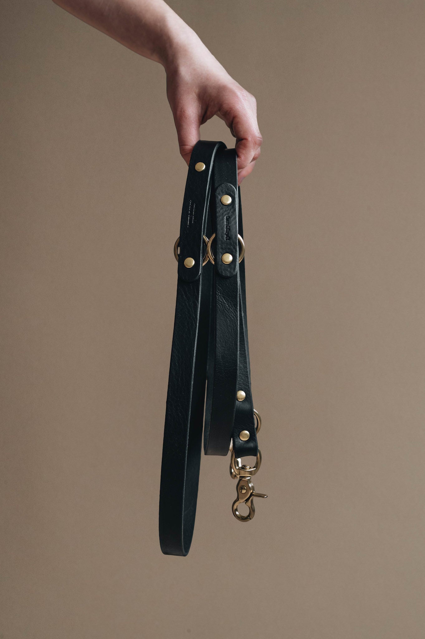 CROSSBODY LEATHER LEASH. LASSO