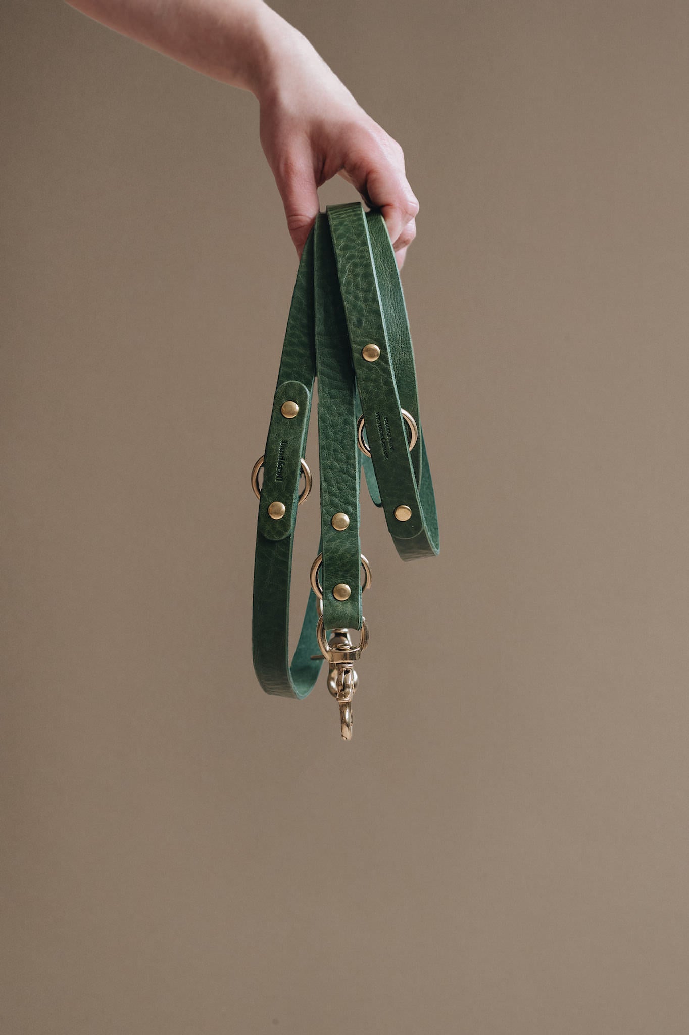 CROSSBODY LEATHER LEASH. LASSO