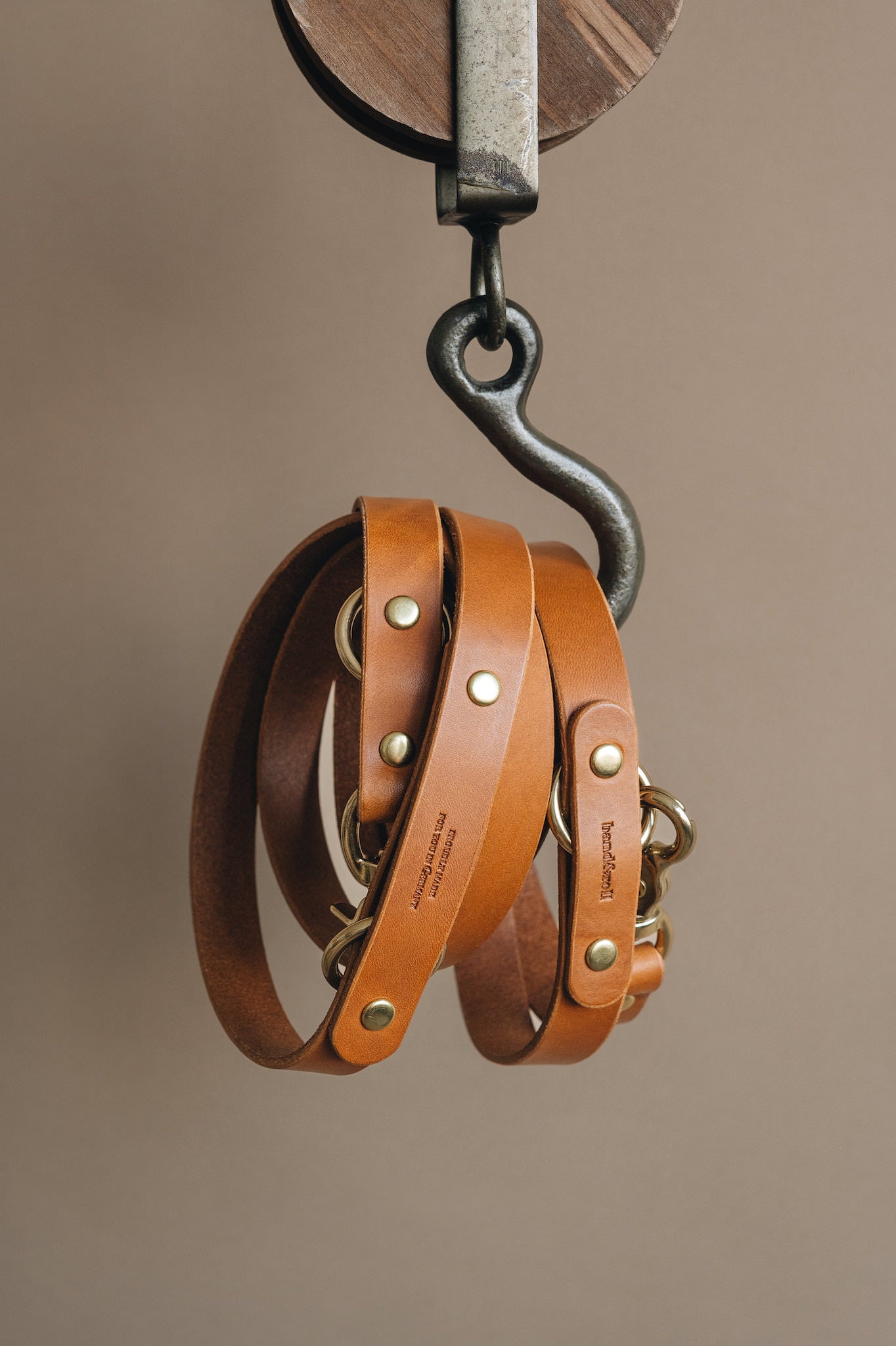 CROSSBODY LEATHER LEASH. LASSO
