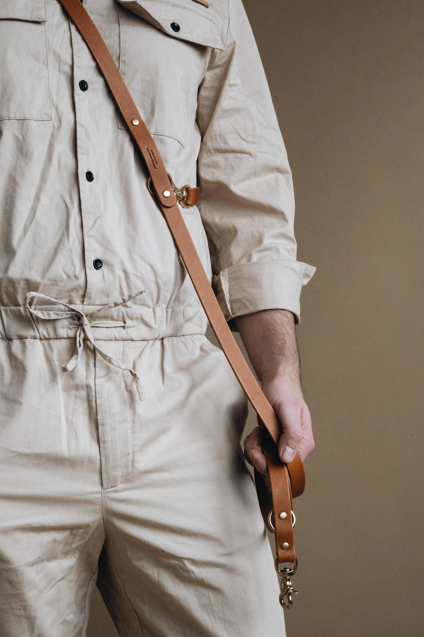 CROSSBODY LEATHER LEASH. LASSO