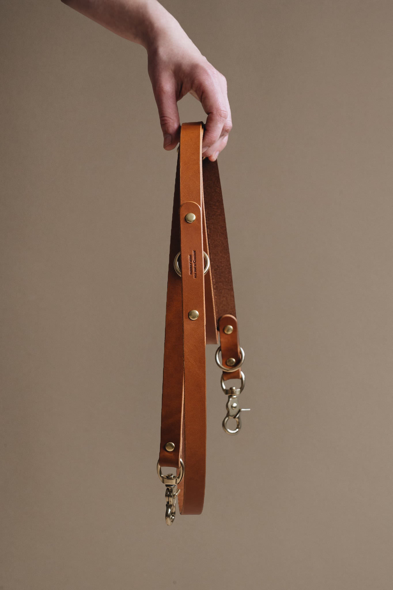 CROSSBODY LEATHER LEASH. LASSO