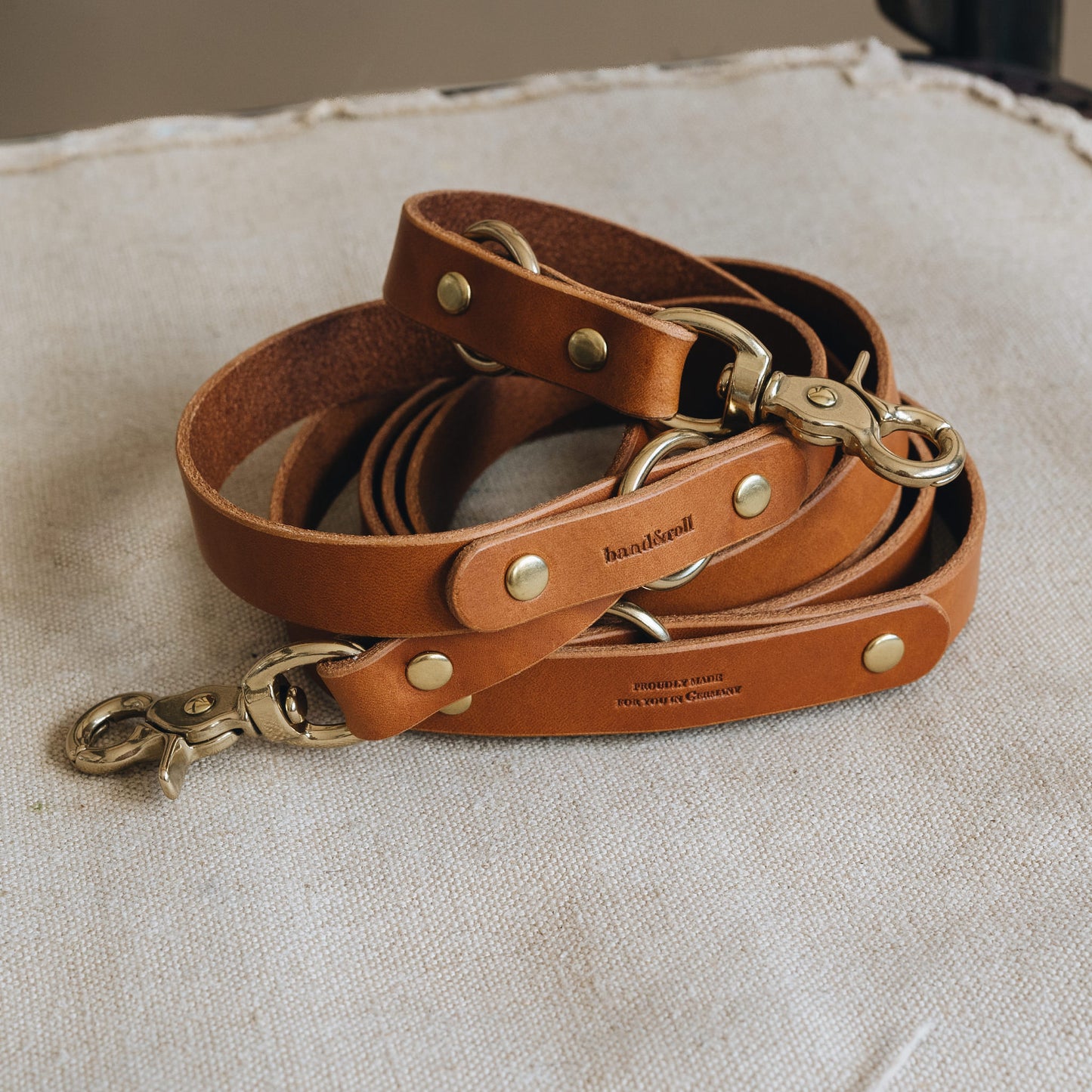 CROSSBODY LEATHER LEASH. LASSO