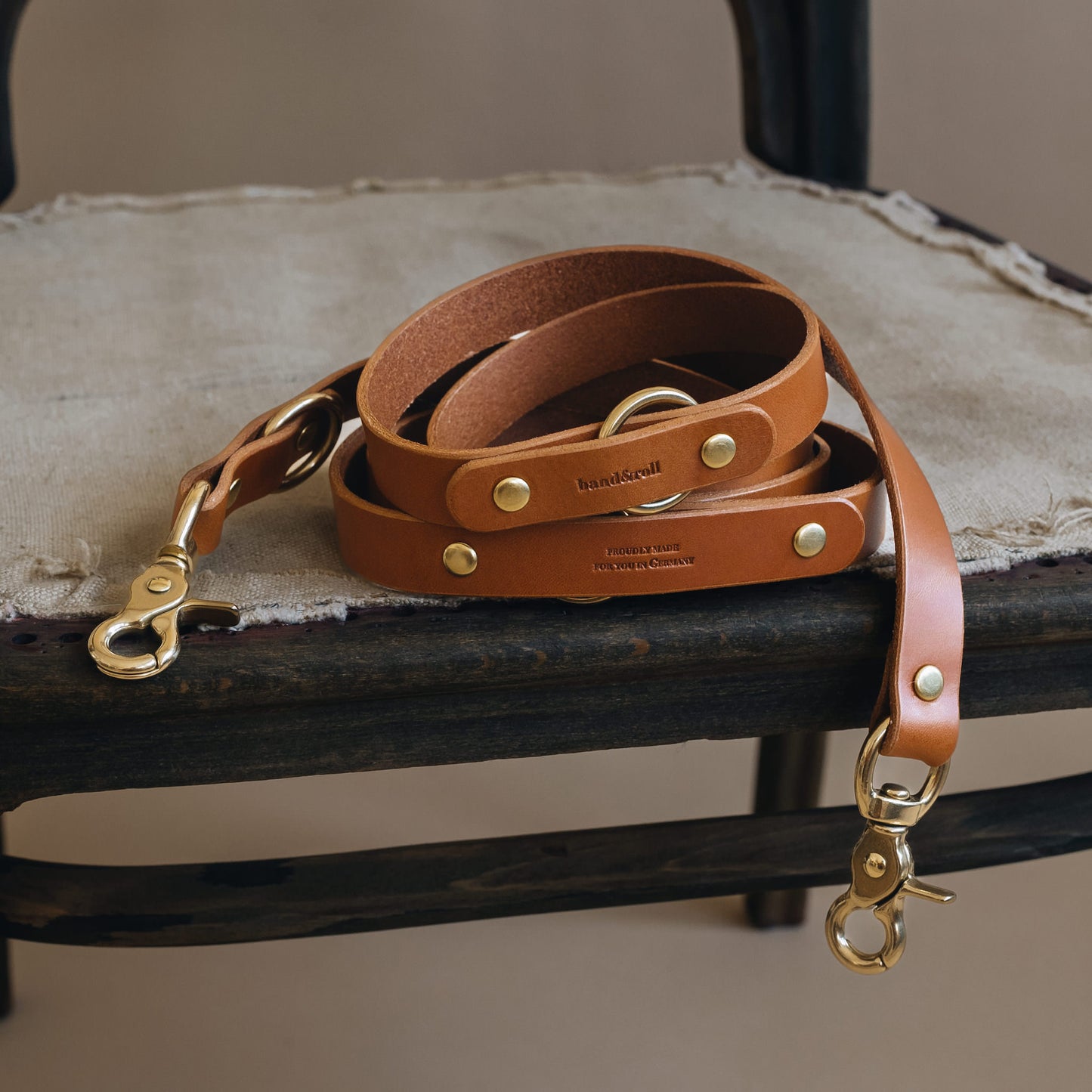 CROSSBODY LEATHER LEASH. LASSO