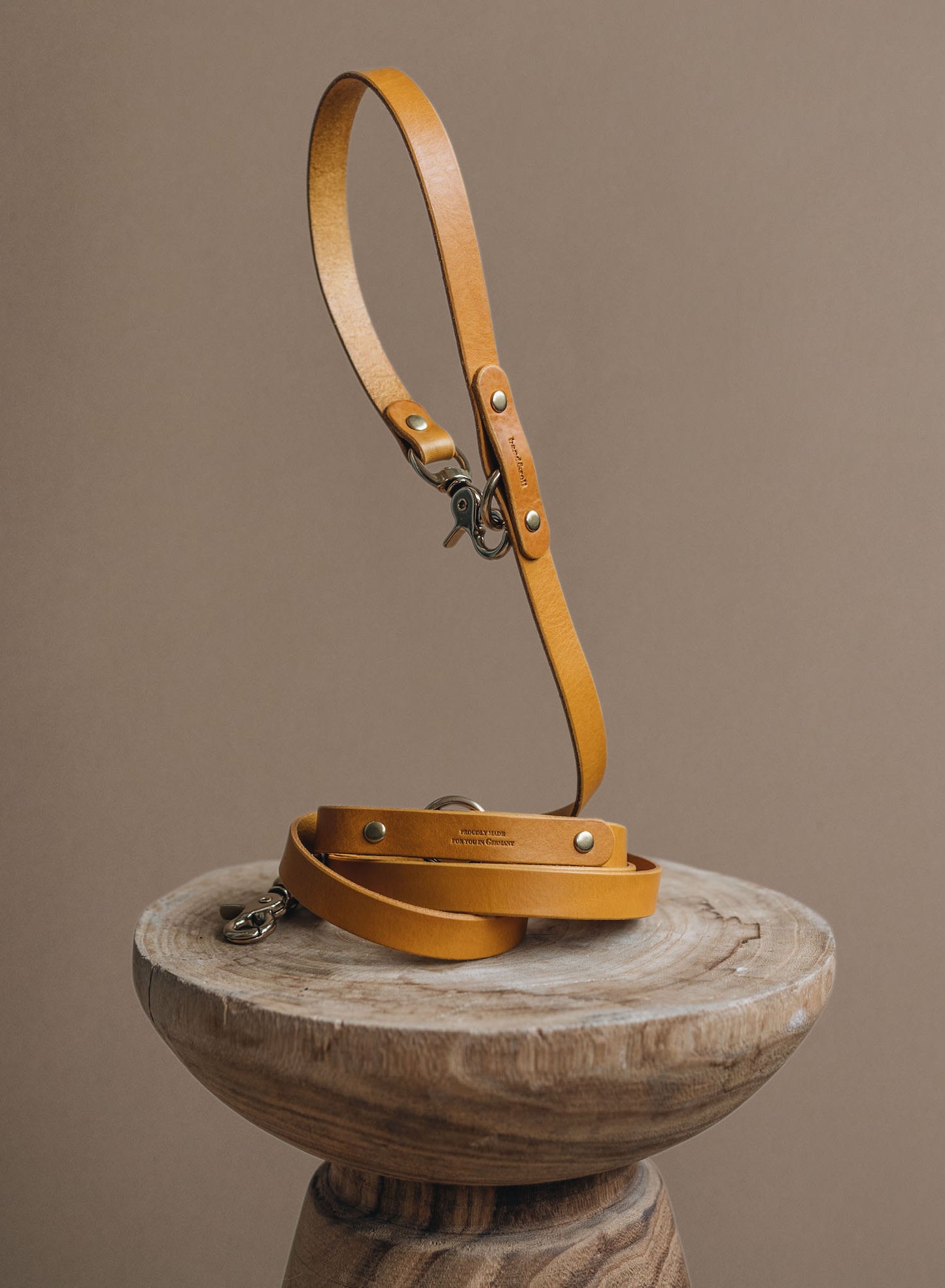 CROSSBODY LEATHER LEASH. LASSO