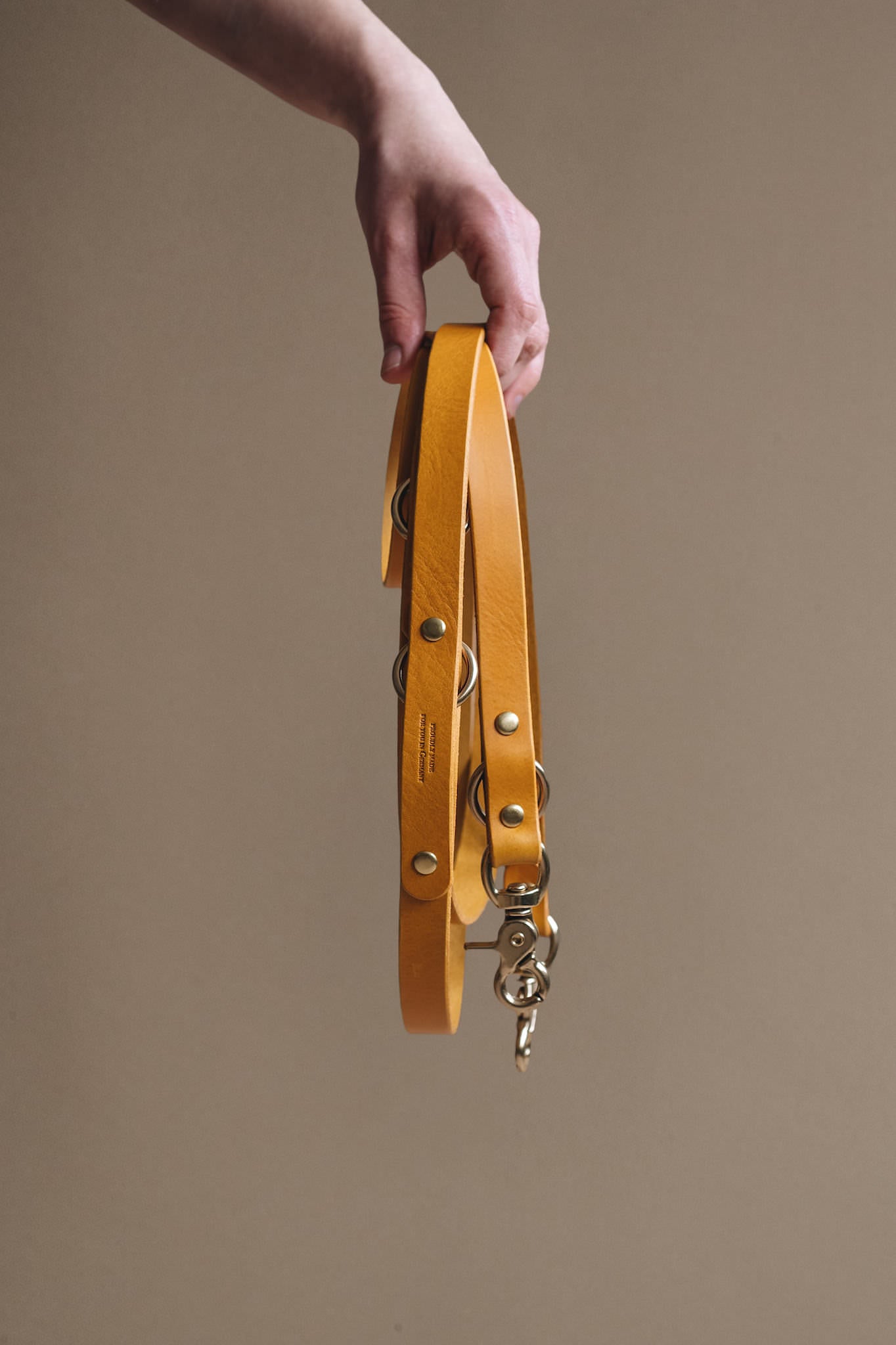 CROSSBODY LEATHER LEASH. LASSO