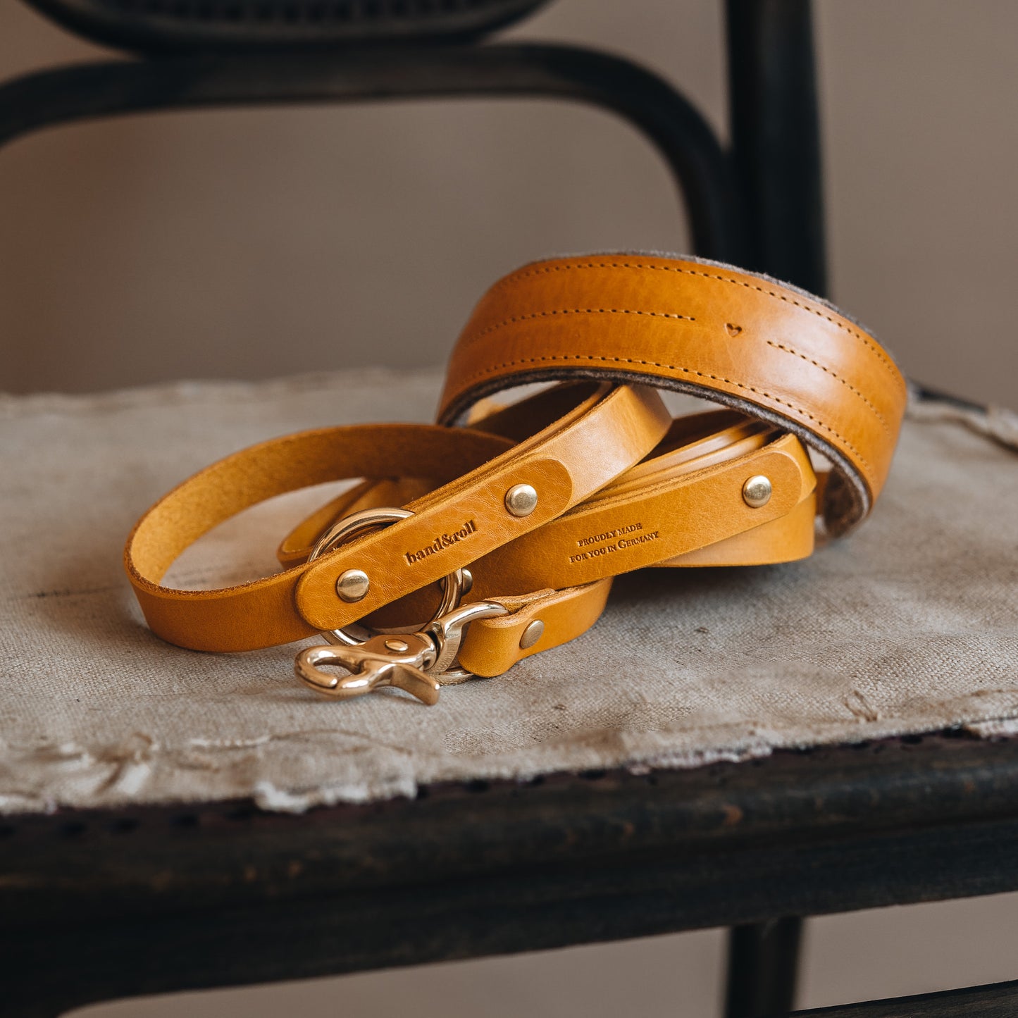 CROSSBODY LEATHER LEASH. LASSO