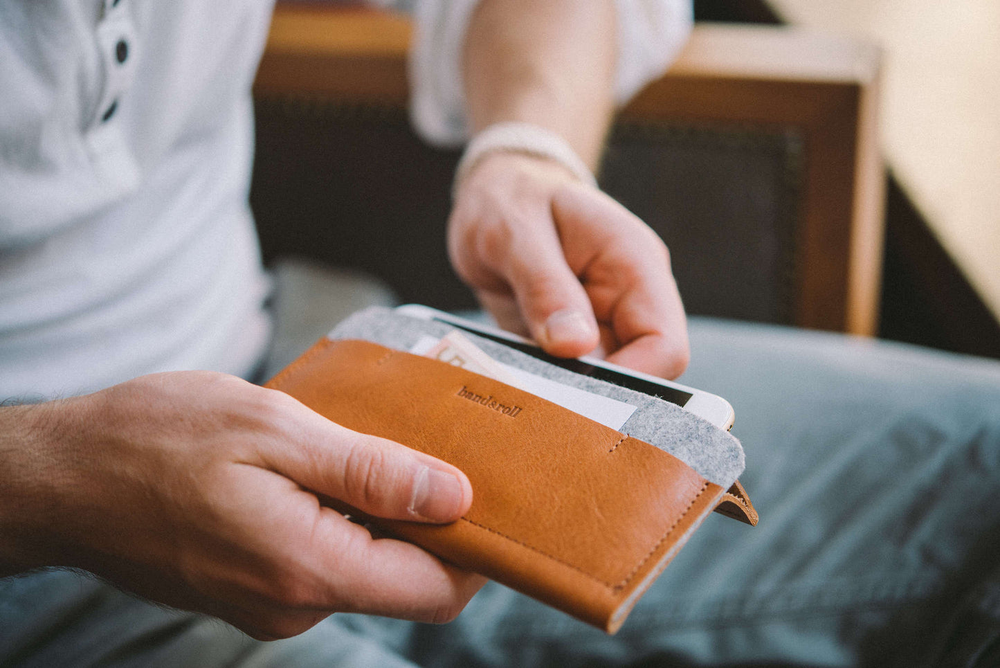 IPHONE WALLET. CARRIER