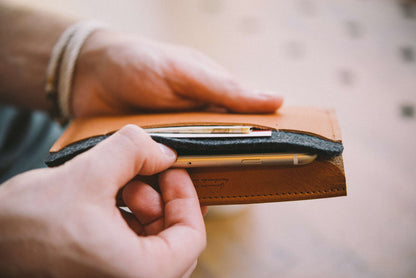 IPHONE WALLET. CARRIER