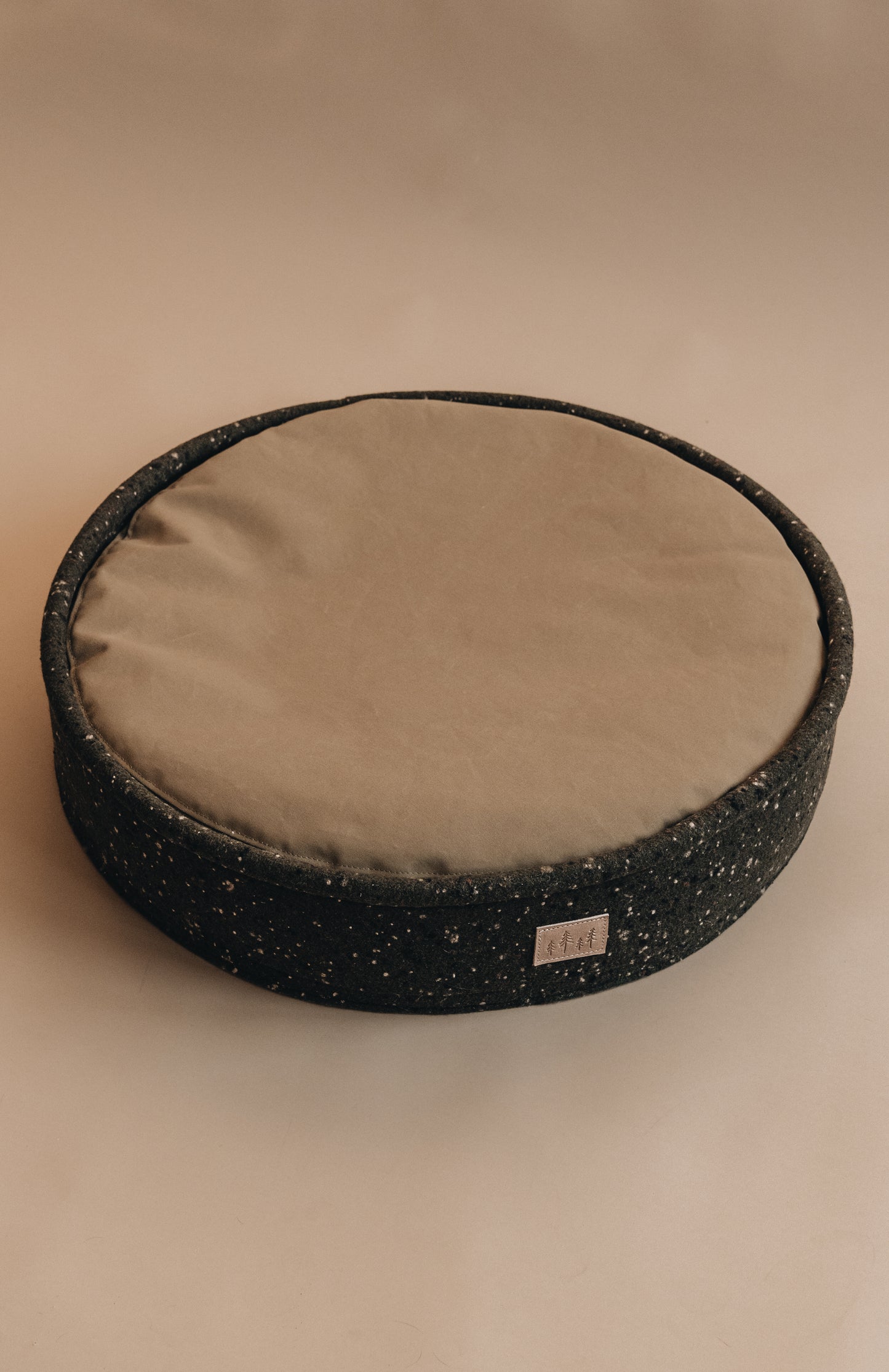 WOOL DOG BED. HAIN