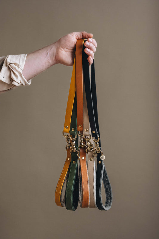 WOOL PADDED SHORT LEATHER LEASH. HITCH