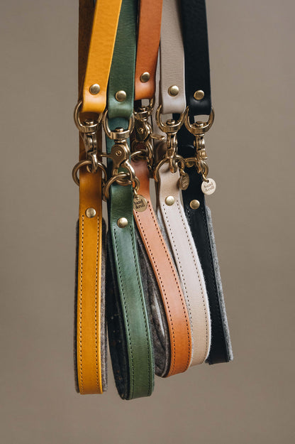 WOOL PADDED SHORT LEATHER LEASH. HITCH