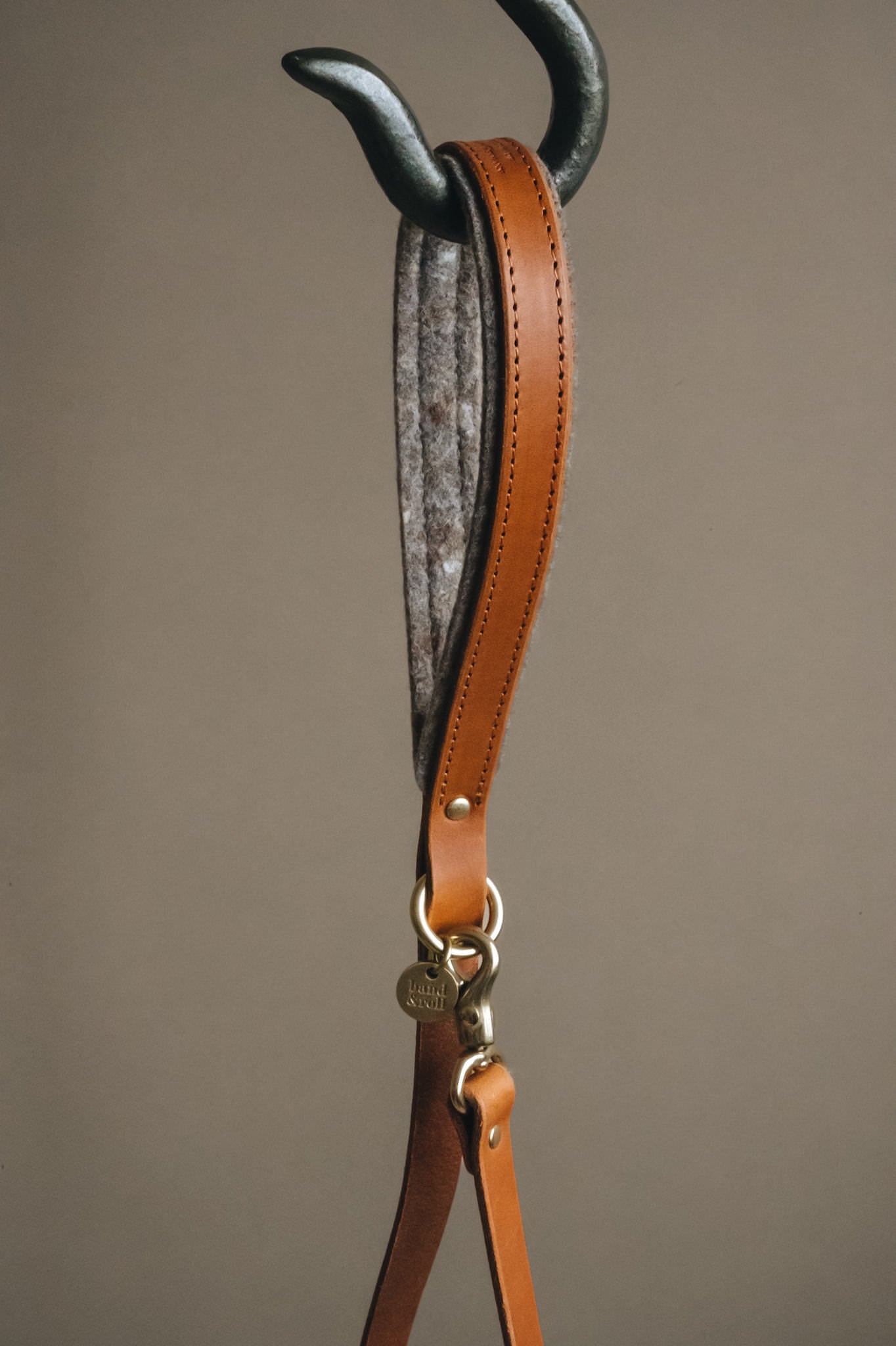 WOOL PADDED SHORT LEATHER LEASH. HITCH air