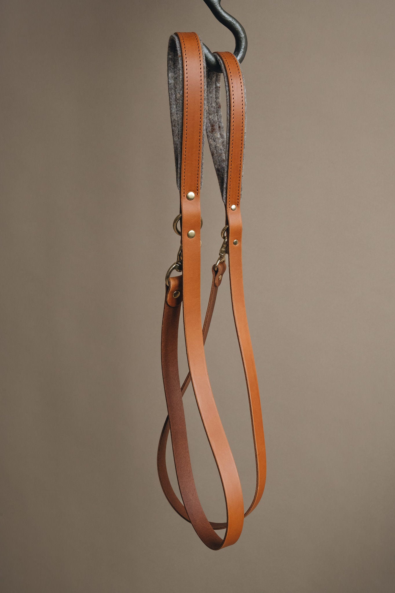 WOOL PADDED SHORT LEATHER LEASH. HITCH