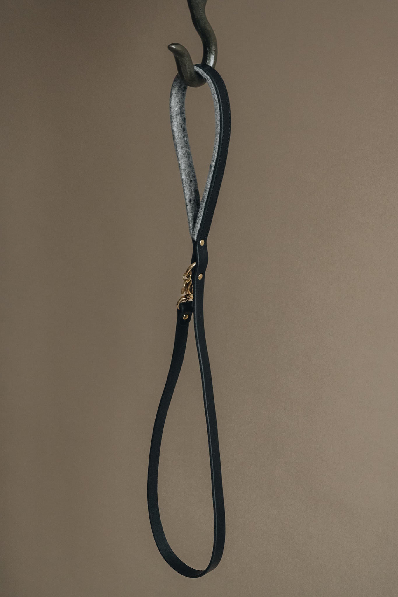 WOOL PADDED SHORT LEATHER LEASH. HITCH