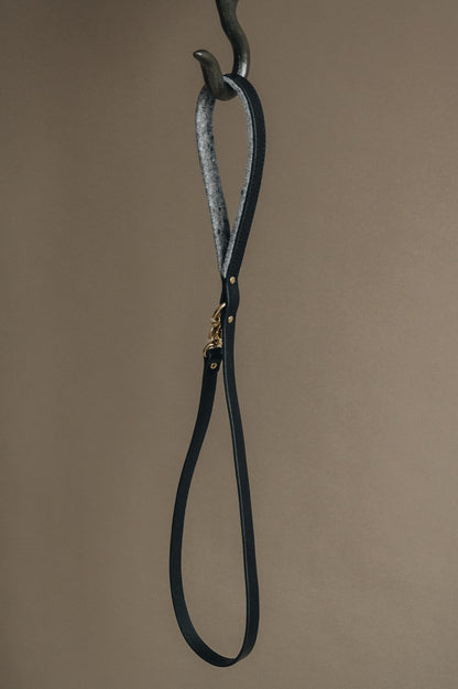 WOOL PADDED SHORT LEATHER LEASH. HITCH