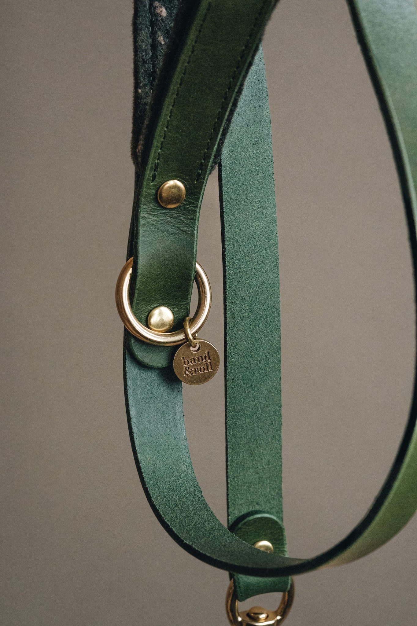 WOOL PADDED SHORT LEATHER LEASH. HITCH