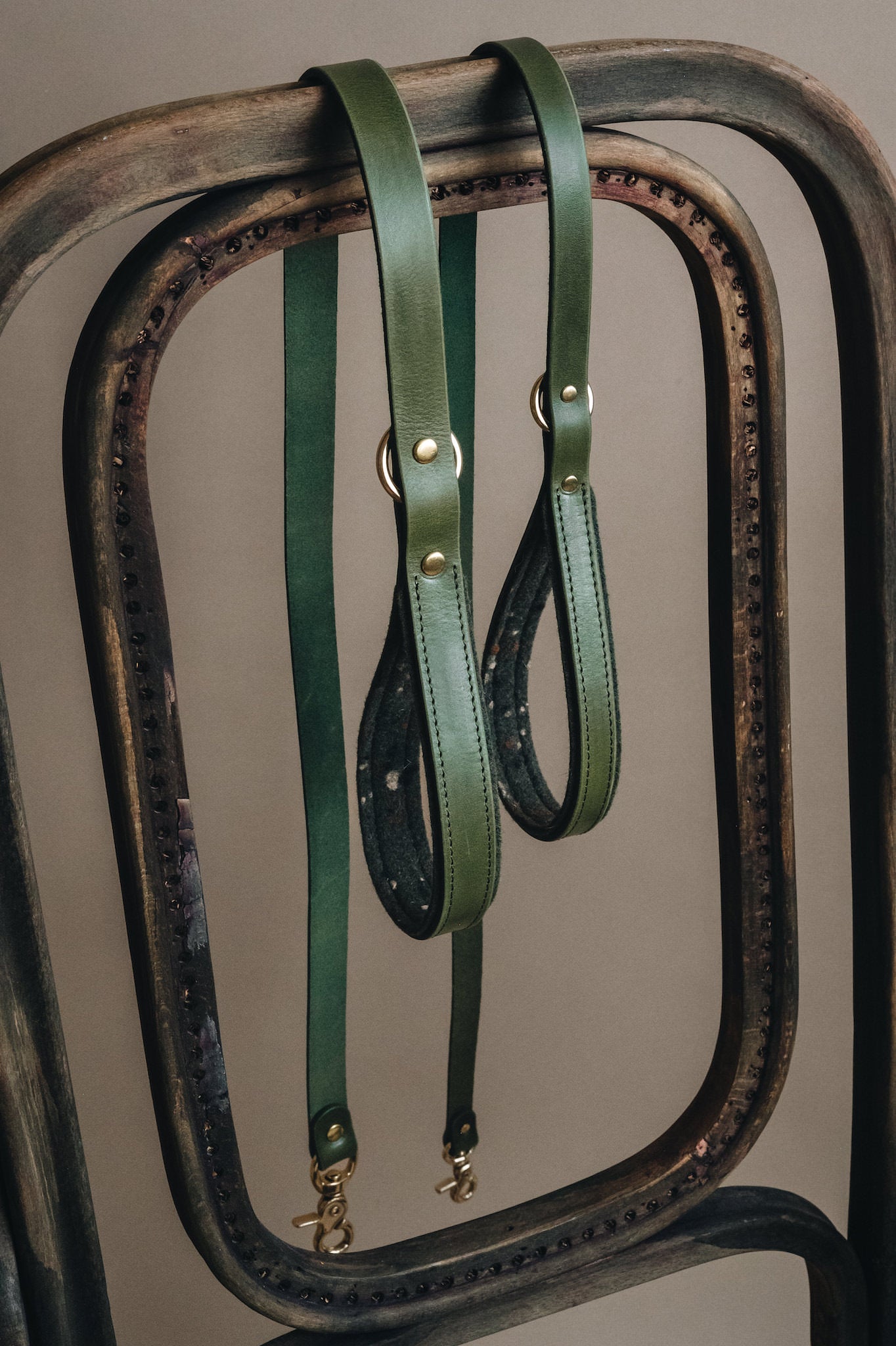 WOOL PADDED SHORT LEATHER LEASH. HITCH