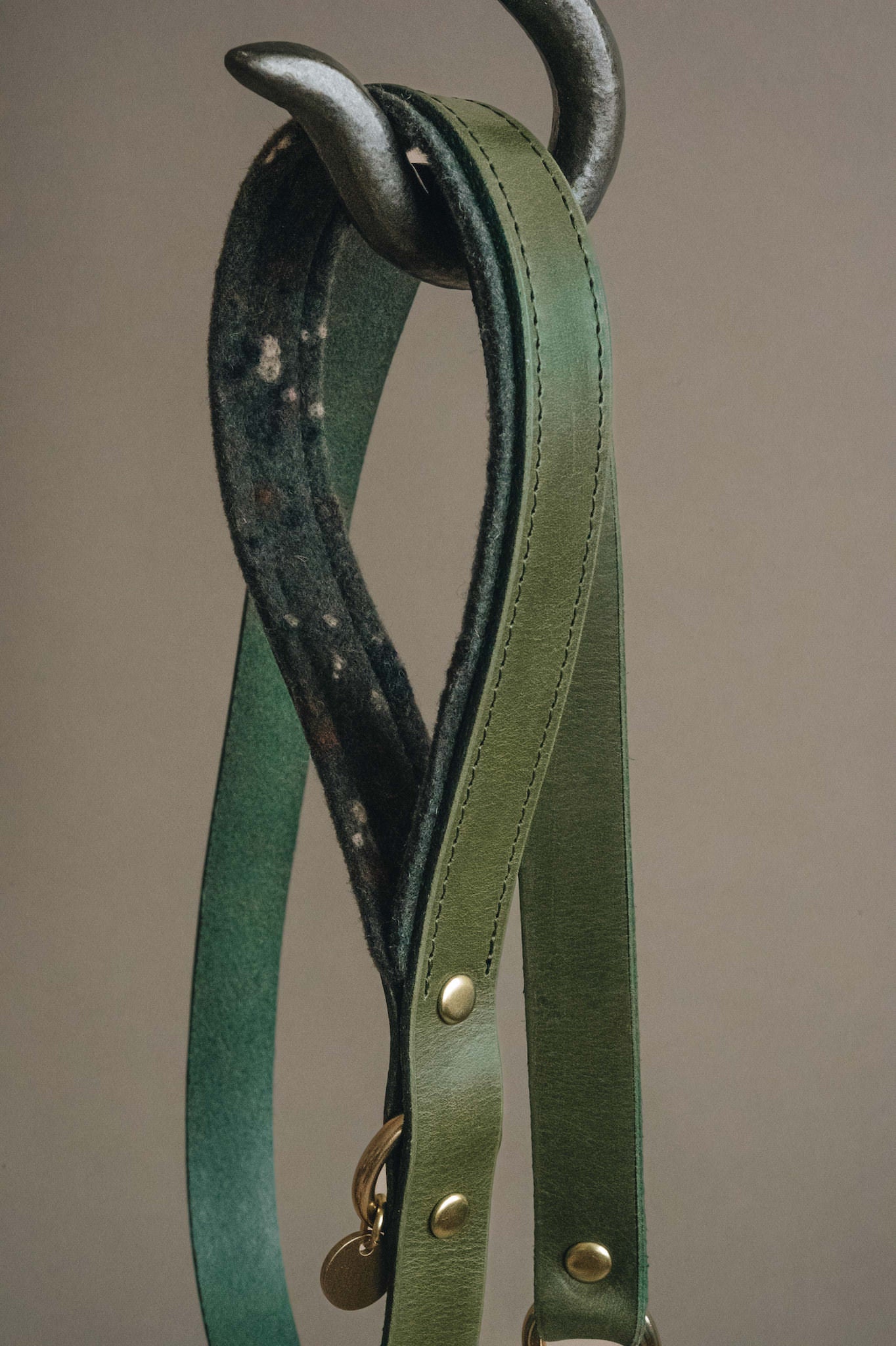 WOOL PADDED SHORT LEATHER LEASH. HITCH
