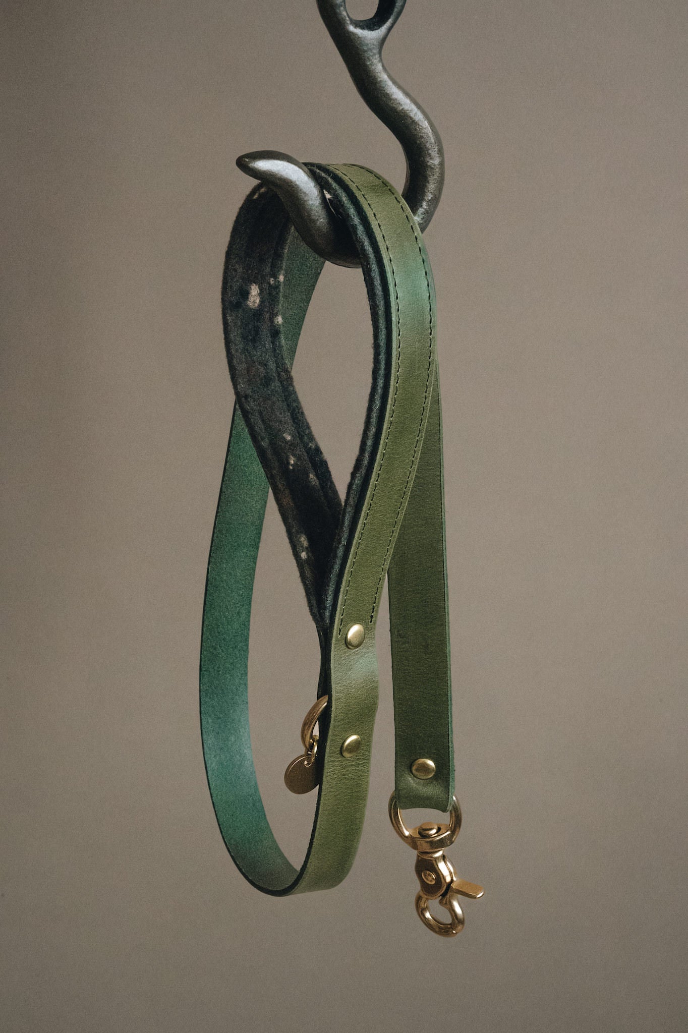 WOOL PADDED SHORT LEATHER LEASH. HITCH