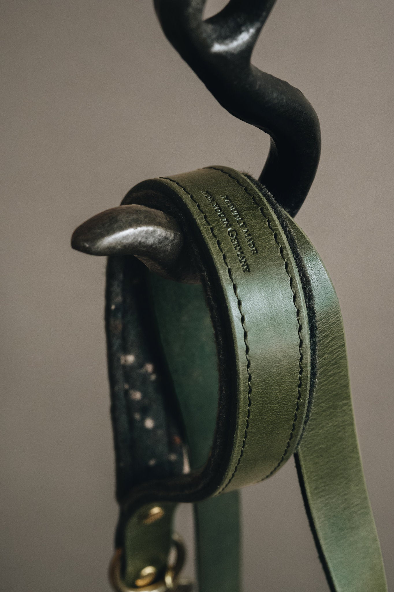 WOOL PADDED SHORT LEATHER LEASH. HITCH