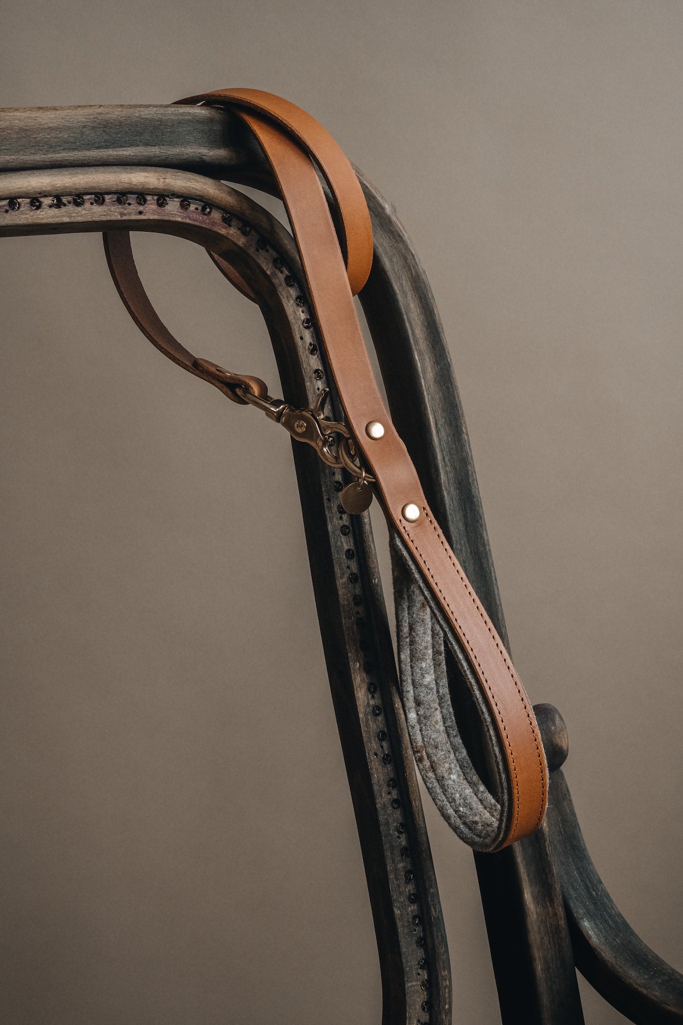 WOOL PADDED SHORT LEATHER LEASH. HITCH
