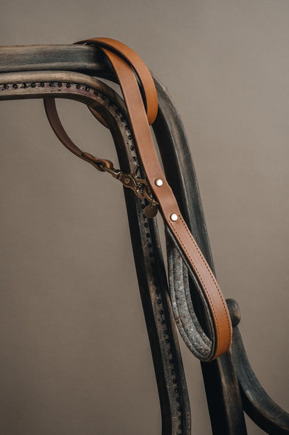 WOOL PADDED SHORT LEATHER LEASH. HITCH