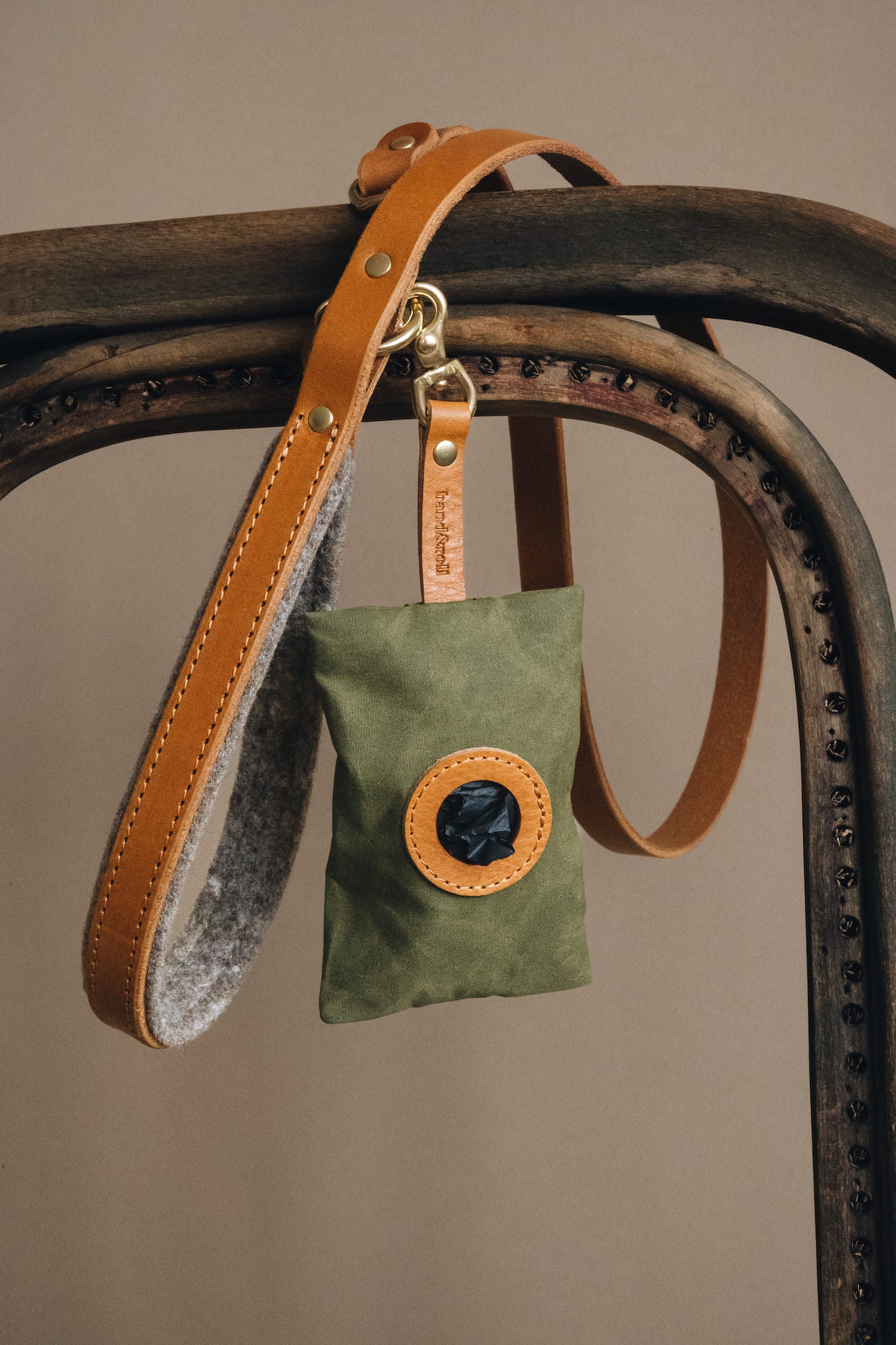 WOOL PADDED SHORT LEATHER LEASH. HITCH