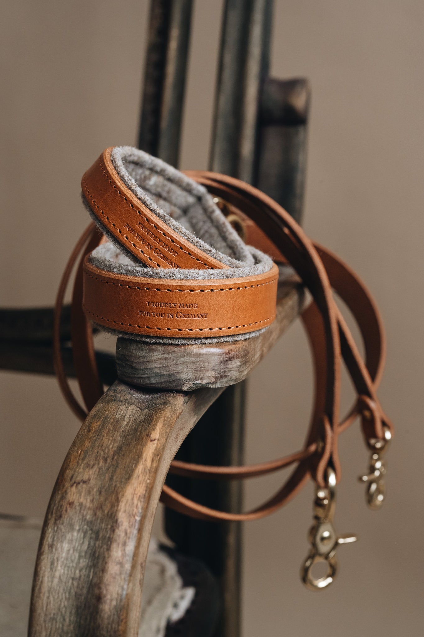 WOOL PADDED SHORT LEATHER LEASH. HITCH