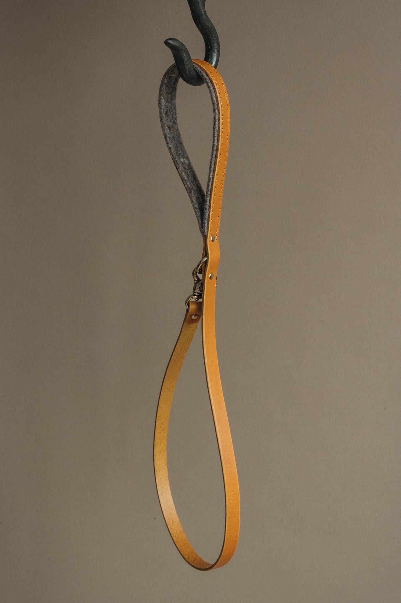 WOOL PADDED SHORT LEATHER LEASH. HITCH