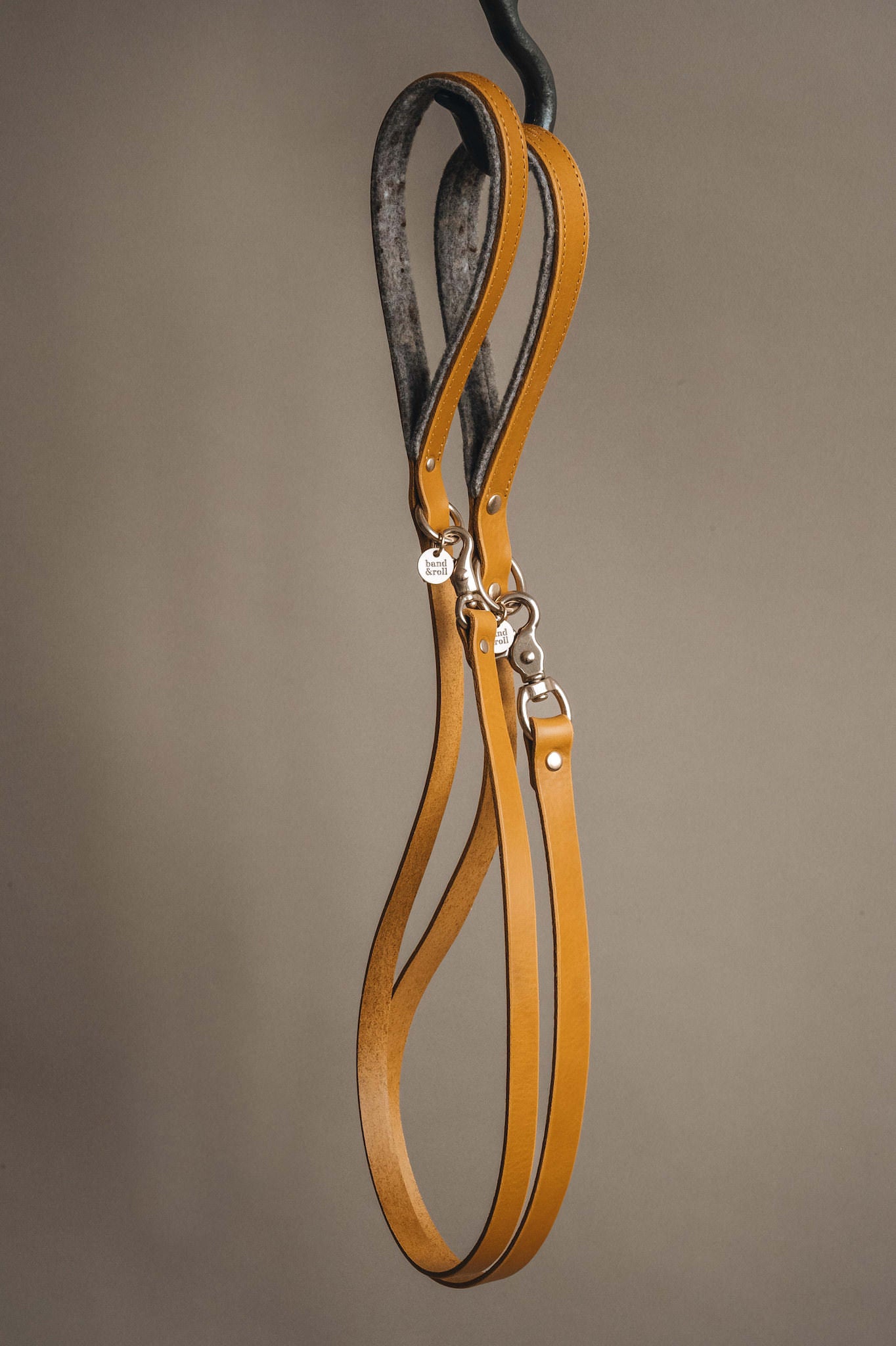 WOOL PADDED SHORT LEATHER LEASH. HITCH air