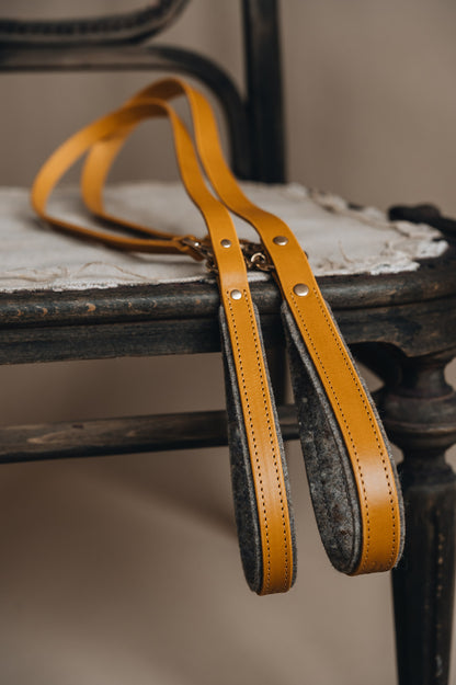 WOOL PADDED SHORT LEATHER LEASH. HITCH