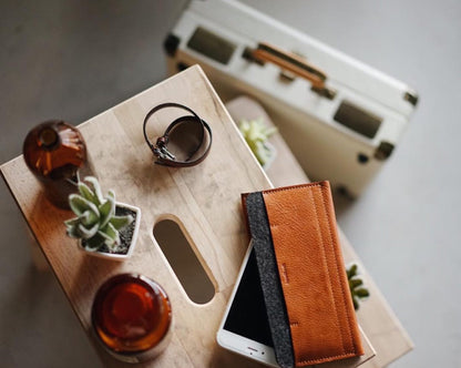 IPHONE WALLET. CARRIER