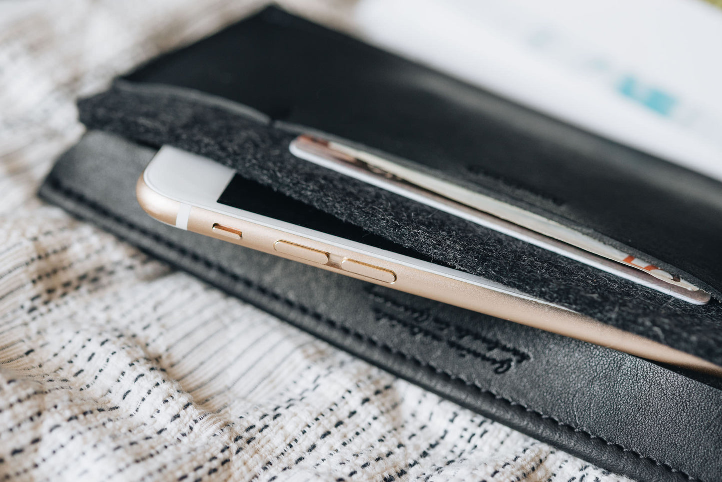 Phone wallet "Carrier" - band&roll