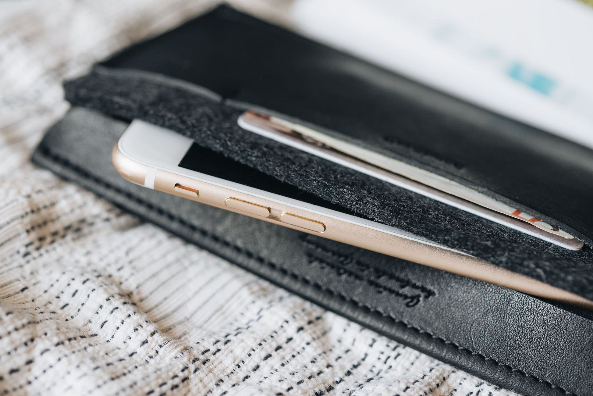 Phone wallet "Carrier" - band&roll