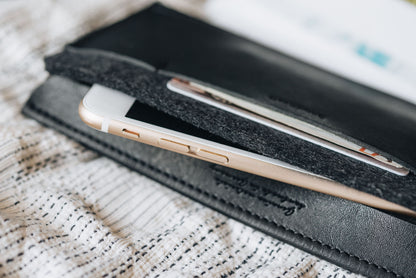 Phone wallet "Carrier" - band&roll