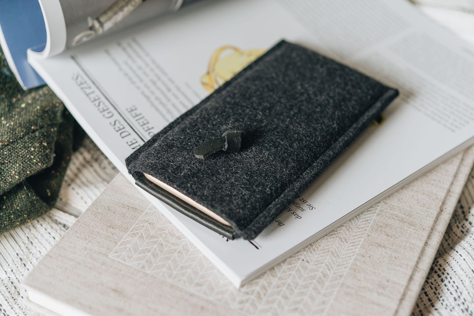 Pull-out phone case "Knot" - band&roll
