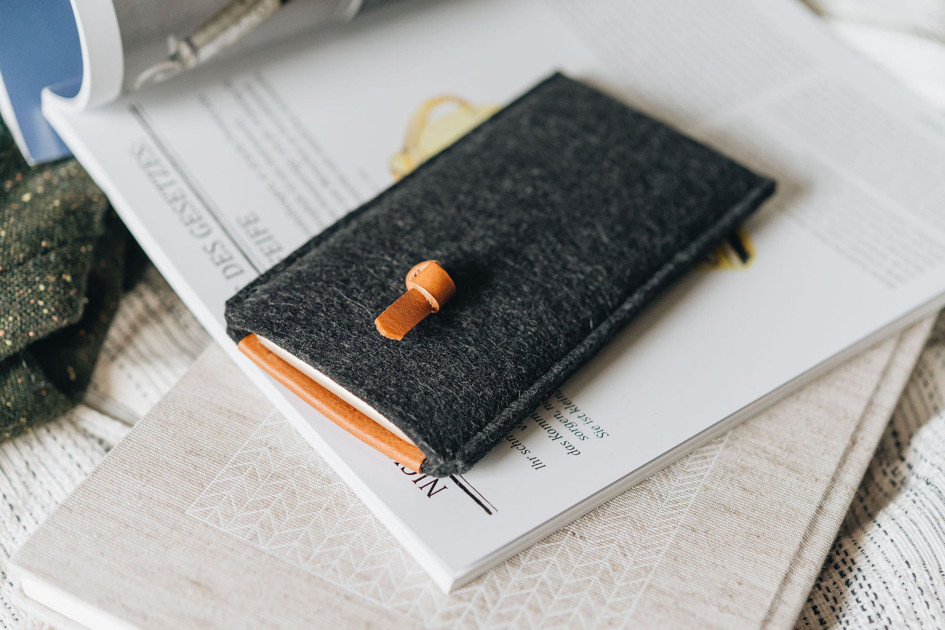 Pull-out phone case "Knot" - band&roll
